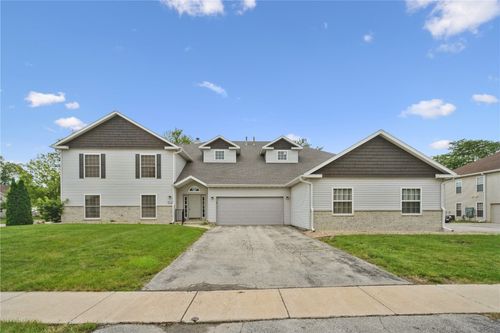 unit-b-4555 Westchester Dr Ne, Cedar Rapids, IA, 52402-7056 | Card Image