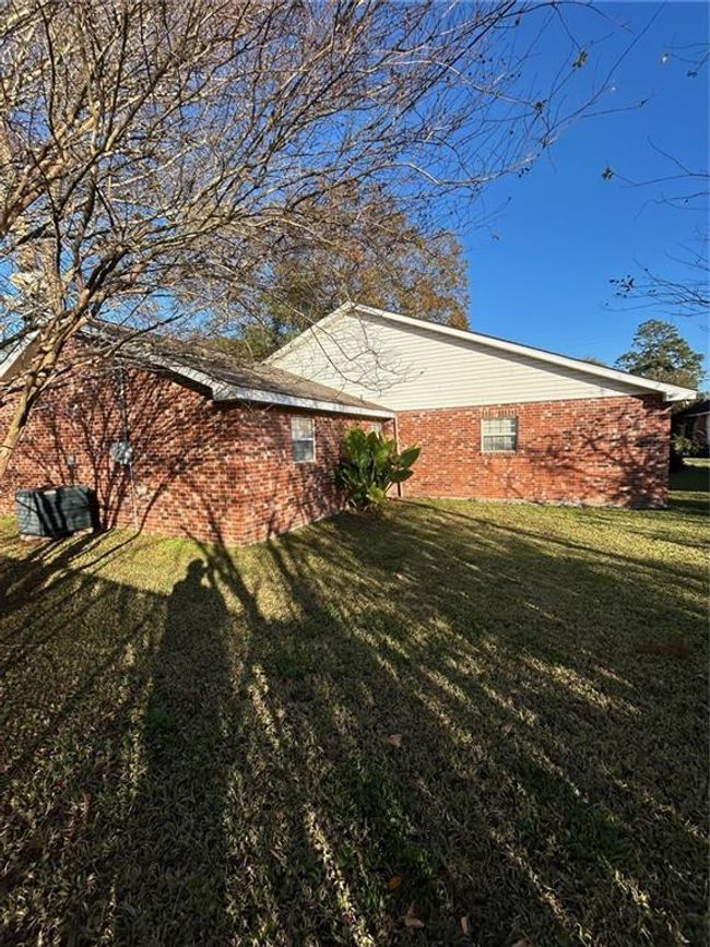 211 N Walnut St, House other with 3 bedrooms, 2 bathrooms and null parking in Opelousas LA | Image 14