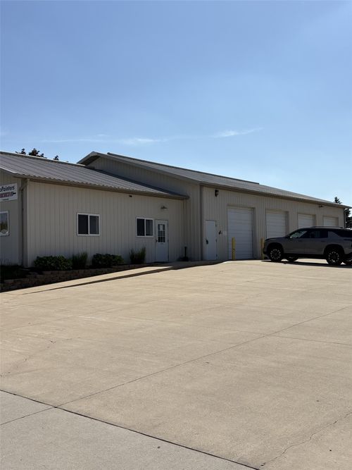 b-1110 Hawkeye Dr, Hiawatha, IA, 52233-1104 | Card Image