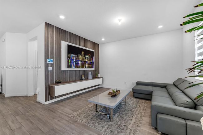 809 Se 16 Th Ct, Townhouse with 3 bedrooms, 3 bathrooms and null parking in Homestead FL | Image 38