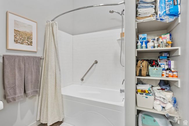Bathroom with shower / tub combo with curtain | Image 21