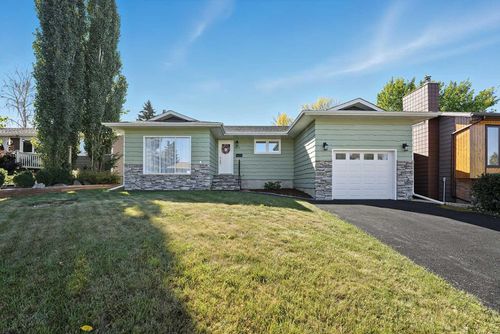 5215 38 Street Crescent, Innisfail, AB, T4G1G8 | Card Image