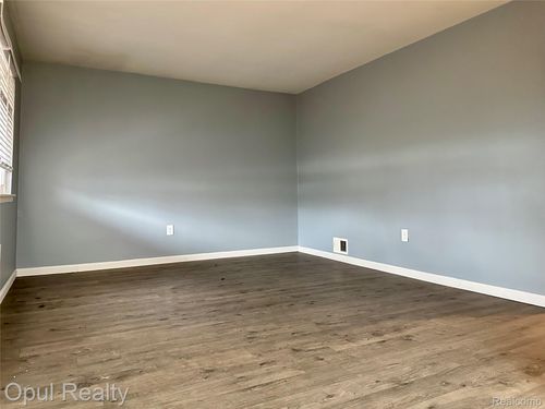 15085 Beech Daly Rd, Taylor, MI, 48180-5042 | Card Image