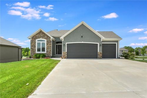 18902 Weaver St, Spring Hill, KS, 66083-4584 | Card Image