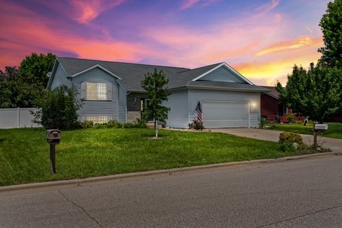 213 Kenneda St, Holmen, WI, 54636-8801 | Card Image