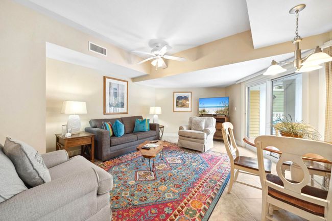 Spacious living area | Image 7