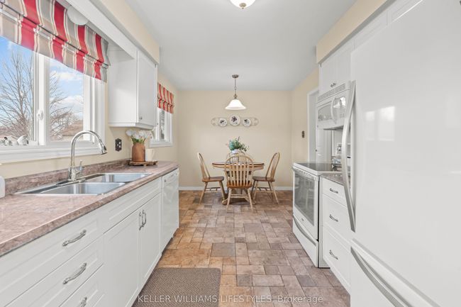 60 James St N, House other with 3 bedrooms, 2 bathrooms and 2 parking in Forest ON | Image 10