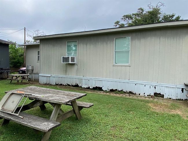 Left side of home in back & picnic table | Image 34