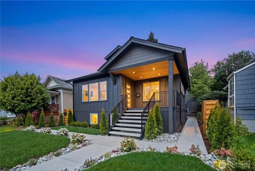 5520 Brooklyn Ave Ne, Seattle, WA, 98105-3518 | Card Image