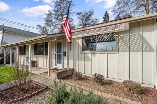 306 Sw 3rd St, Grants Pass, OR, 97526-2520 | Card Image