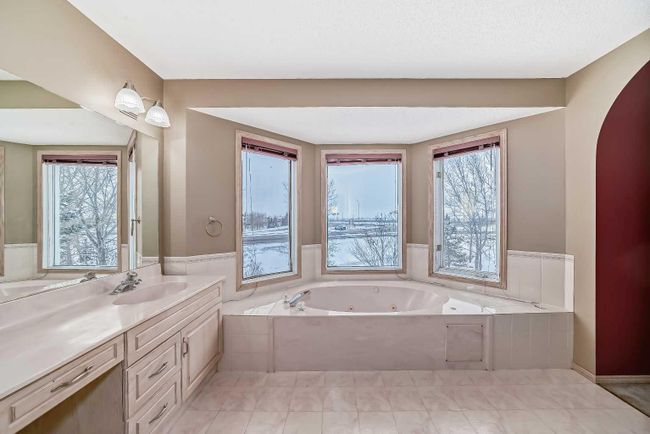 622 Mckenzie Lake Bay Se, Home with 5 bedrooms, 3 bathrooms and 4 parking in Calgary AB | Image 16