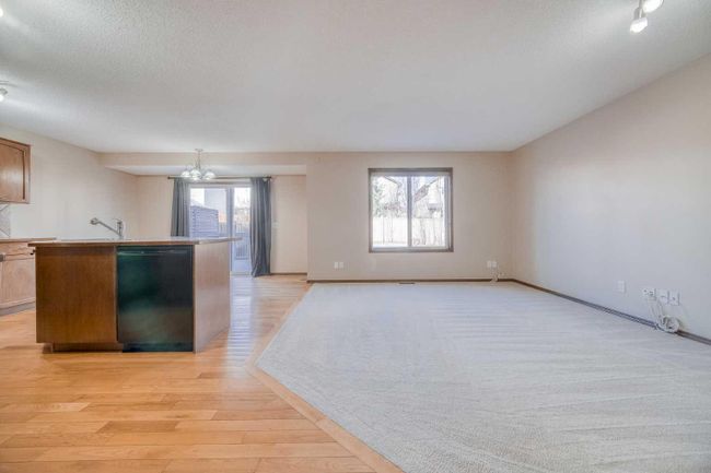 148 Chapman Close Se, Home with 3 bedrooms, 3 bathrooms and 2 parking in Calgary AB | Image 6