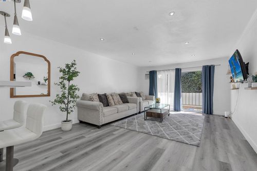 apt-203-2500 Miramar Ave, Castro Valley, CA, 94546-2834 | Card Image