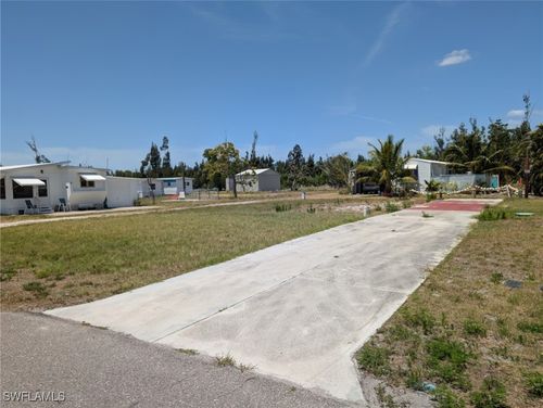 4906 Curlew Dr, SAINT JAMES CITY, FL, 33956-2825 | Card Image