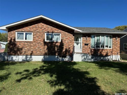 913 3rd St, Estevan, SK, S4A0R2 | Card Image