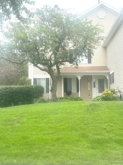 523 Lowell Dr, South Elgin, IL, 60177-2928 | Card Image