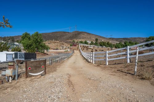 9555 Hierba Rd, Agua Dulce, CA, 91390-4564 | Card Image