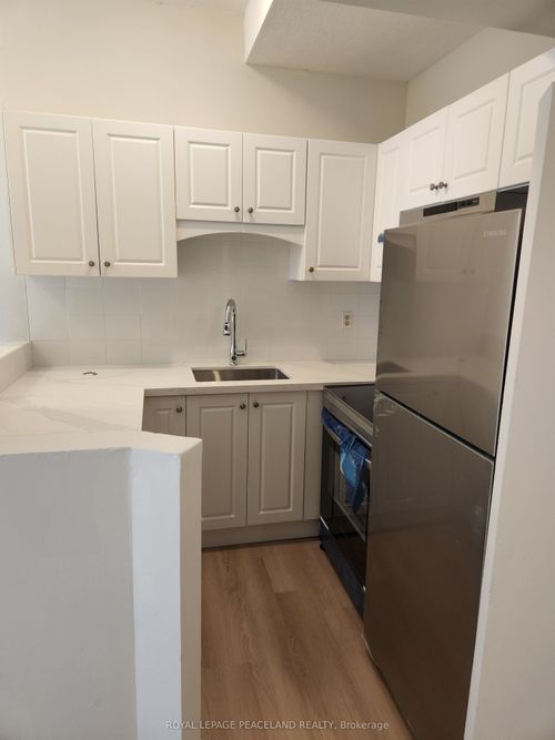 4-556 Spadina Cres, Toronto, ON, M5S2J9 | Card Image