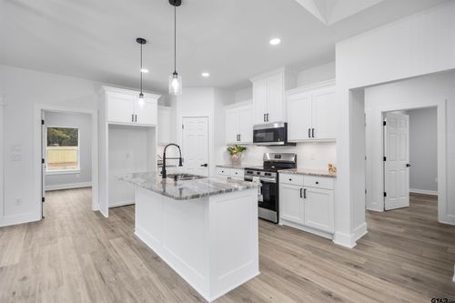 928 Duckenfield Ave, Tyler, TX, 75701-1035 | Card Image