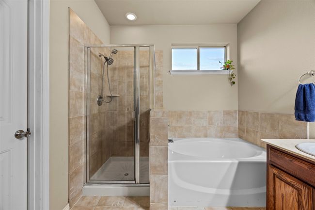 Shower and Garden Tub | Image 19