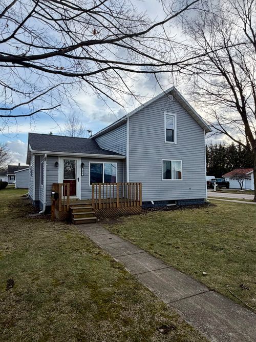 909 Illinois St, Walkerton, IN, 46574-1013 | Card Image