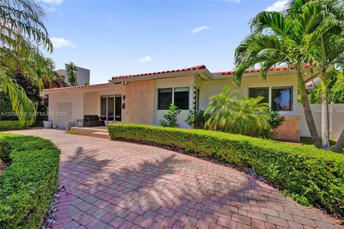 2025 Alamanda Dr, North Miami, FL, 33181-2603 | Card Image