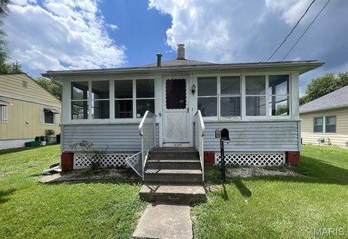 1028 Bell Pl, Hillsboro, IL, 62049-1904 | Card Image