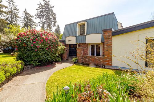 2557 Annabern Cres, Saanich, BC, V8N5E9 | Card Image