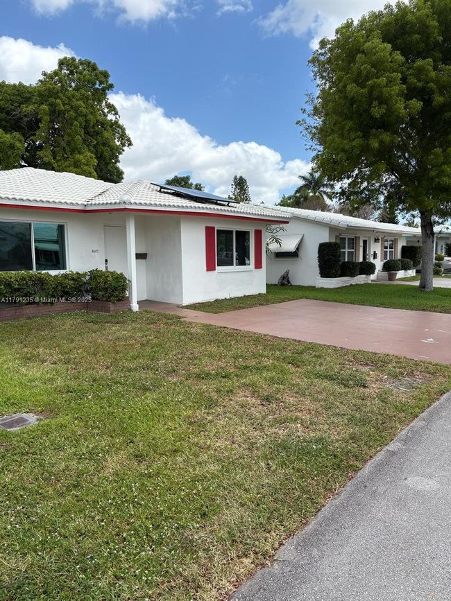6807 Nw 75 Th St, House other with 2 bedrooms, 1 bathrooms and null parking in Tamarac FL | Image 5