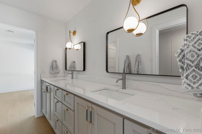 Pullman bathroom with dual vanity that is shared between bedroom 4 and 5 | Image 59