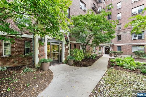 100 E Palisade Ave, Englewood, NJ, 07631-3046 | Card Image