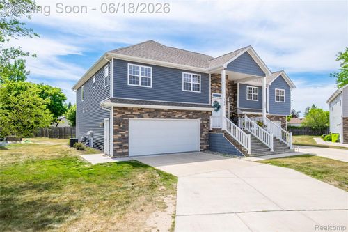 145 Whispering Pines Dr, Fenton, MI, 48430-5301 | Card Image