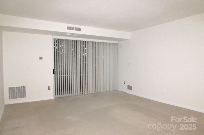 Living room - looking to left | Image 8
