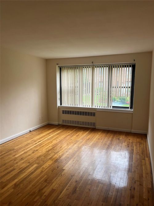 e3-320 Atlantic Ave, Hempstead, NY, 11550 | Card Image