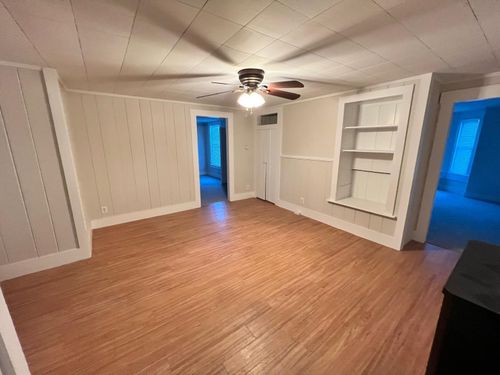 15 Franklin St, Derry, NH, 03038-3213 | Card Image