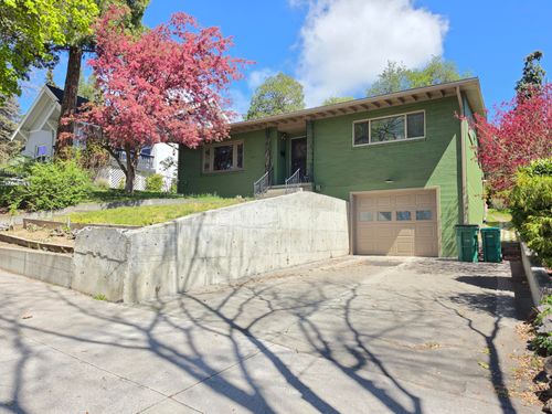 535 Pacific Ter, Klamath Falls, OR, 97601-2215 | Card Image