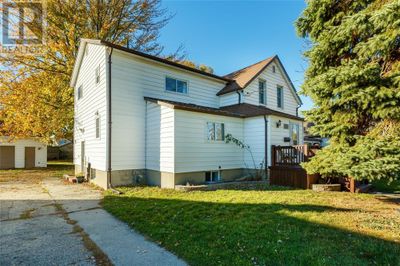 251 Emma St, House other with 5 bedrooms, 3 bathrooms and null parking in Sarnia ON | Image 3