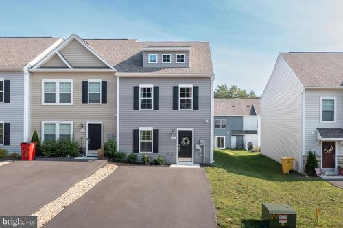 176 Scotch Pine Dr, BUNKER HILL, WV, 25413-2100 | Card Image