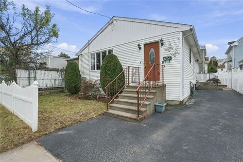 33 Huldah St, Providence, RI, 02909-2933 | Card Image