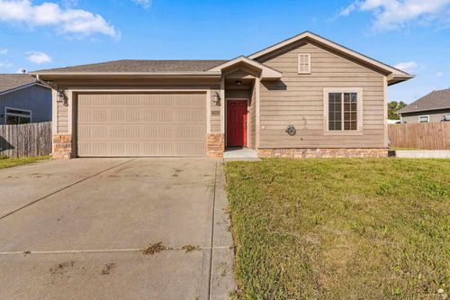 916 Dakota Ln, Junction City, KS, 66441-2065 | Card Image