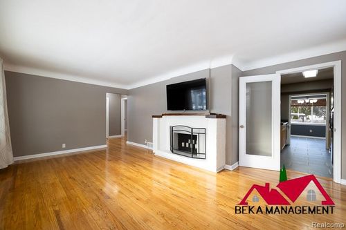 743 E Liberty St, Milford, MI, 48381-2056 | Card Image