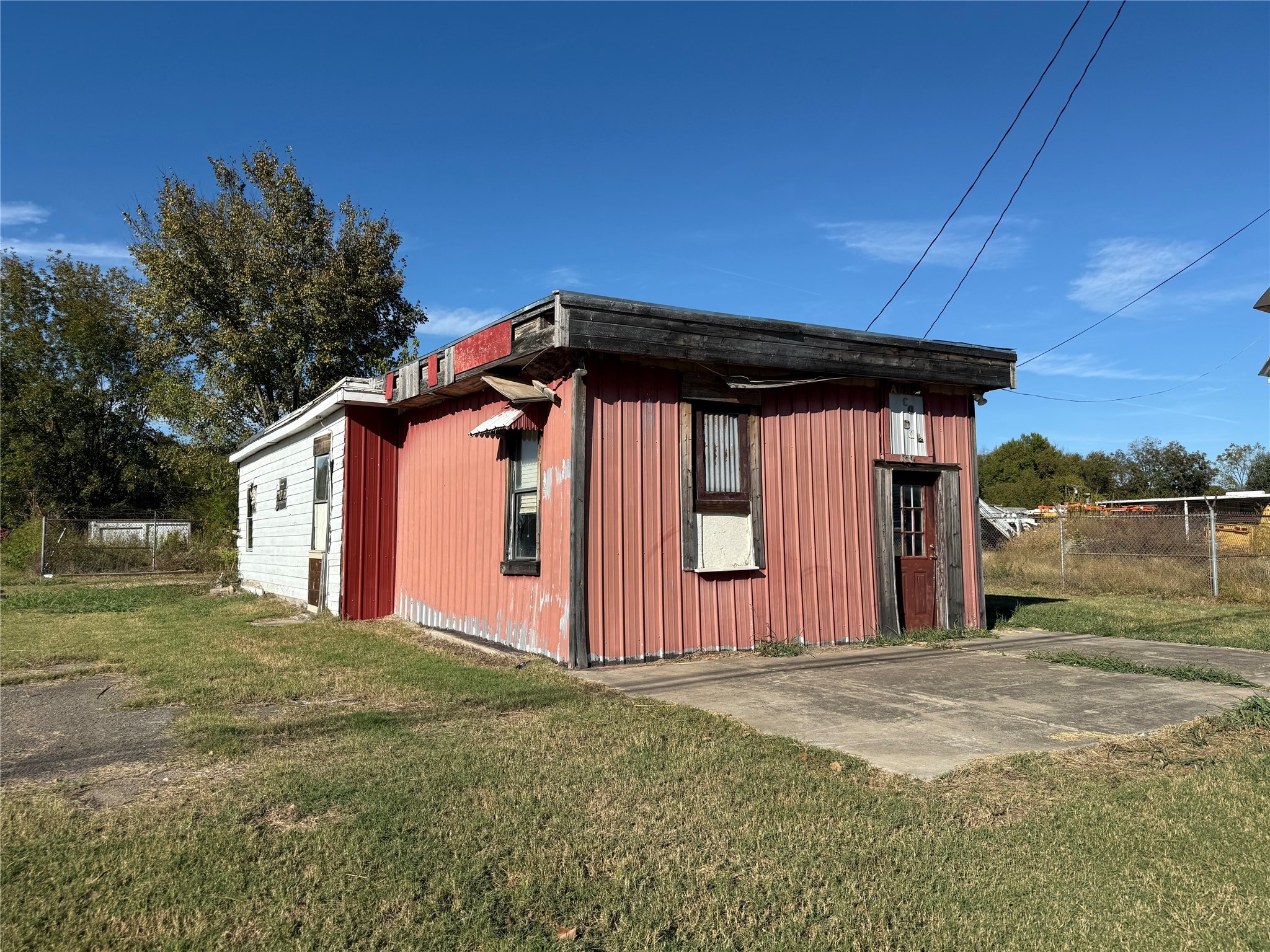 1001 E Main St, Clarksville, TX 75426