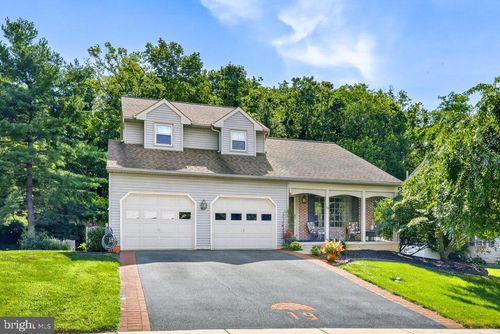 19 Manor Oaks Dr, MILLERSVILLE, PA, 17551-9503 | Card Image