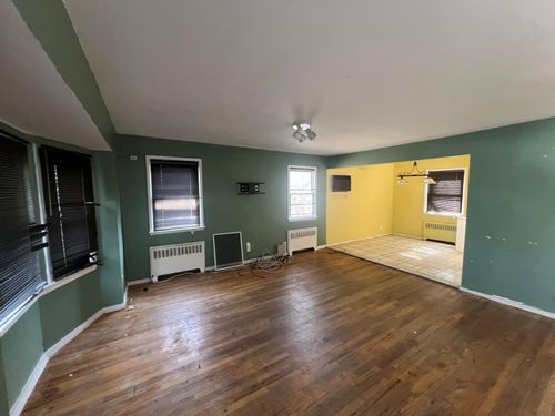 827 Catalpa Dr, Franklin Square, NY, 11010-4026 | Card Image