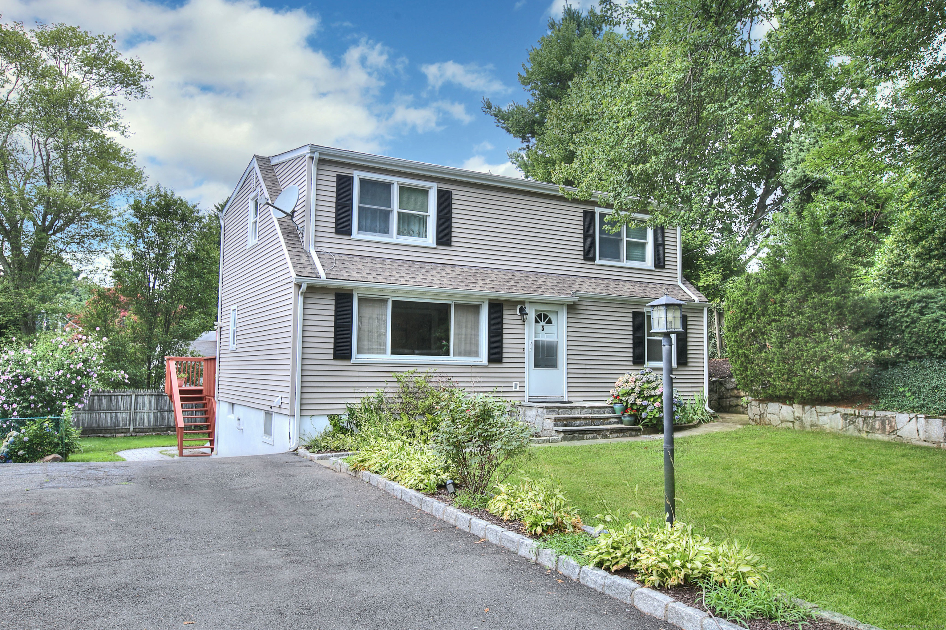 Lenore Dr, Norwalk, CT 06851