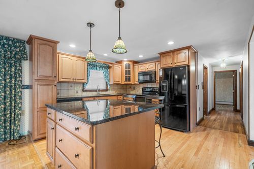10 Vespa Ln, Nashua, NH, 03064-1163 | Card Image