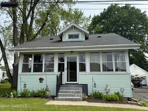 8 Hackett St, Selkirk, NY, 12158-1700 | Card Image