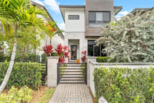 8237 Nw 43rd St, Doral, FL, 33166-5707 | Card Image