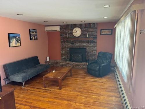 3914 Maplewood Dr, Seaford, NY, 11783-2035 | Card Image