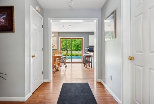 484 N Magee St, Southampton, NY, 11968-2751 | Card Image